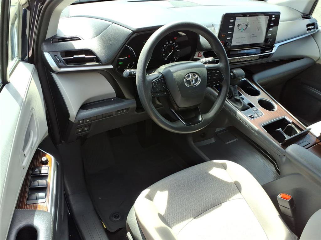 Used 2024 Toyota Sienna LE FWD image 18