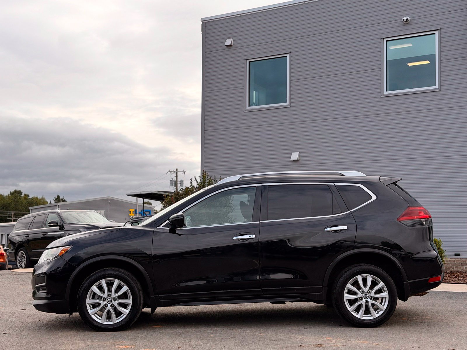 Used 2018 Nissan Rogue SV w/ Premium Package AWD/4WD image 13