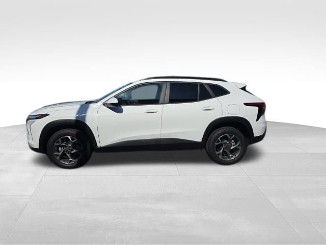 Certified 2025 Chevrolet Trax LT FWD image 2