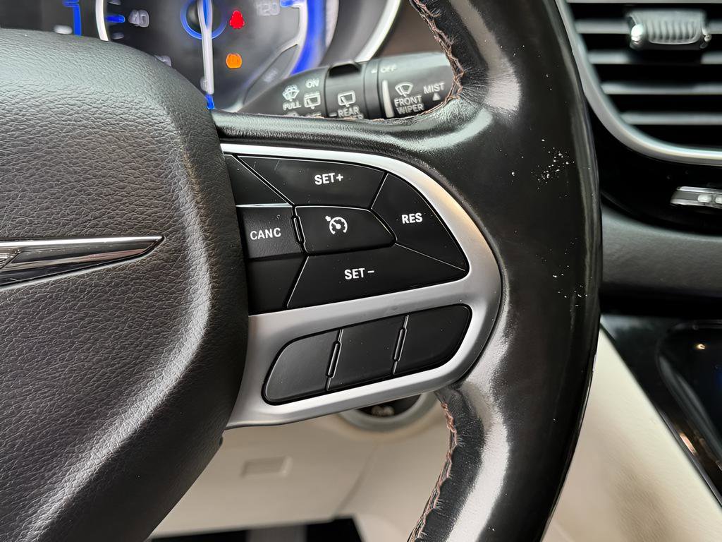 Used 2019 Chrysler Pacifica Touring-L FWD image 41