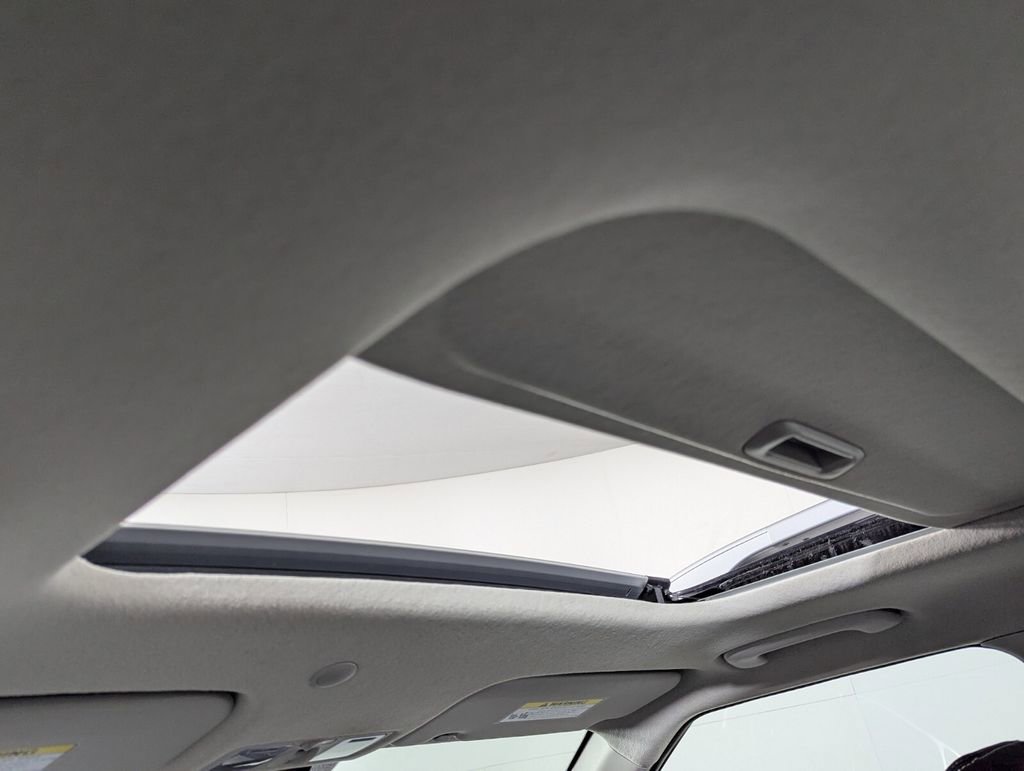 Used 2024 Hyundai Venue SEL image 24