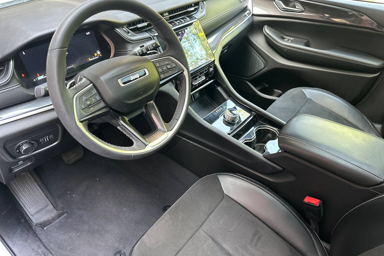 Used 2023 Jeep Grand Cherokee Altitude AWD/4WD image 11