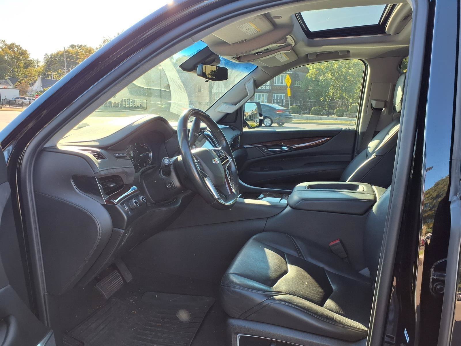 Used 2019 Cadillac Escalade Premium Luxury AWD/4WD image 21
