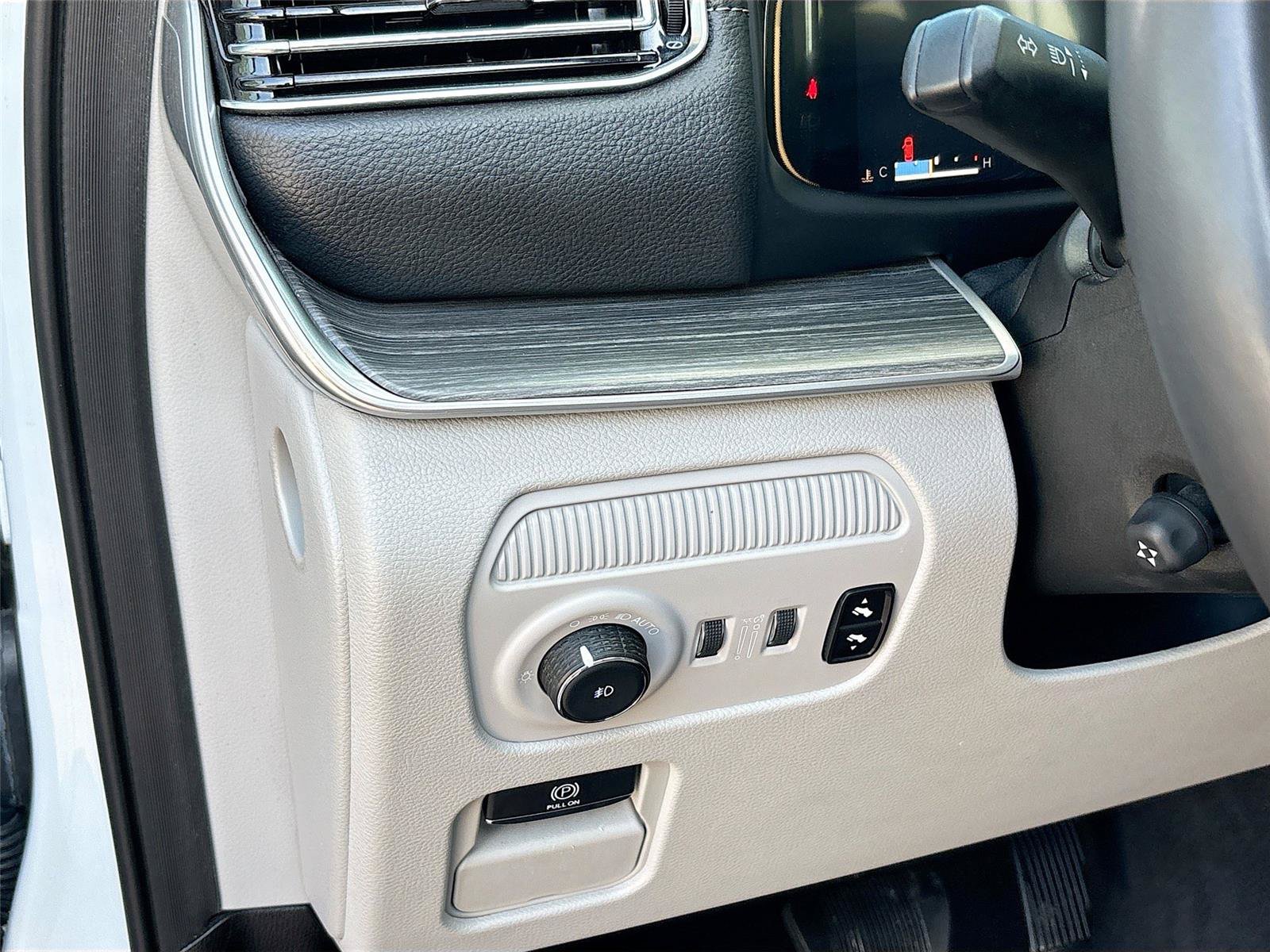 Used 2024 Jeep Wagoneer L Series II RWD image 10