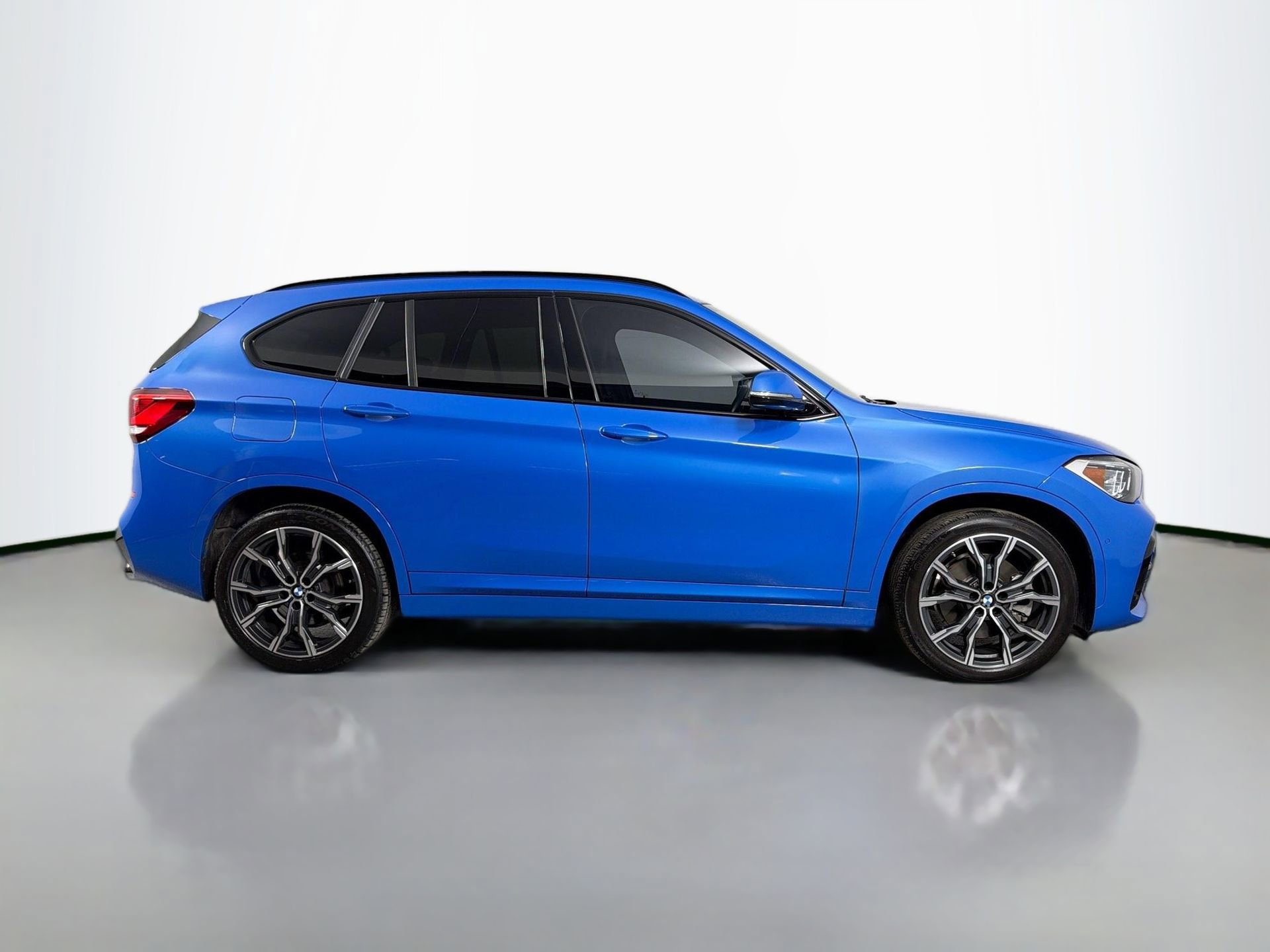 Used 2022 BMW X1 xDrive28i w/ M Sport Package image 5