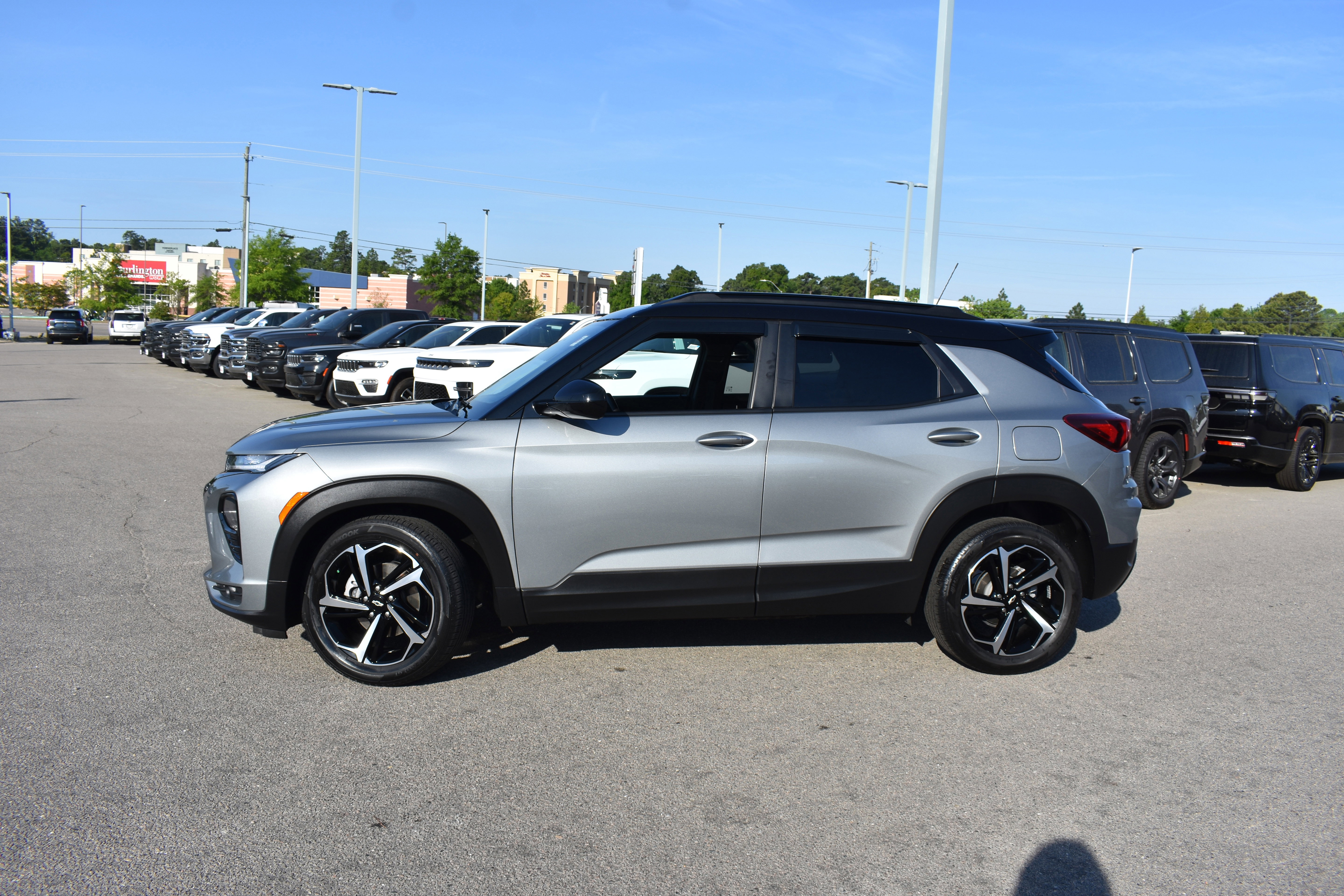 Used 2023 Chevrolet TrailBlazer RS w/ Sun and Liftgate Package FWD image 6