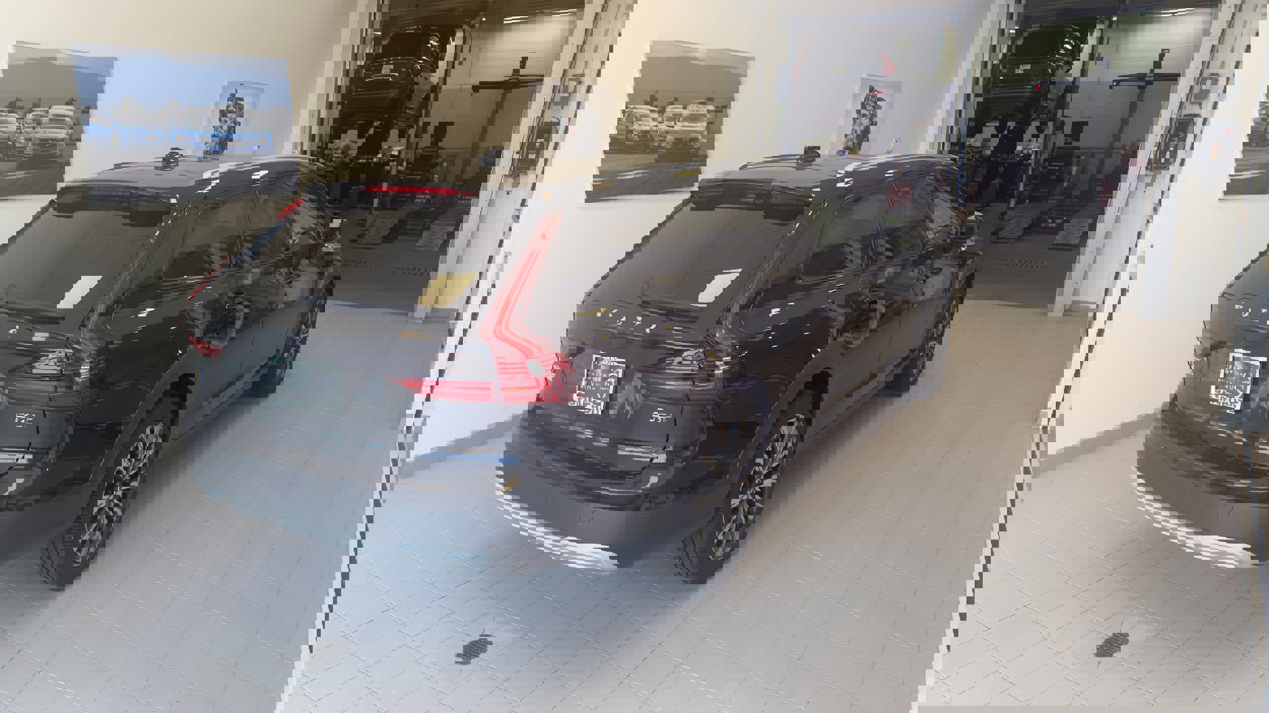 Used 2024 Volvo V90 B6 Cross Country Plus image 8