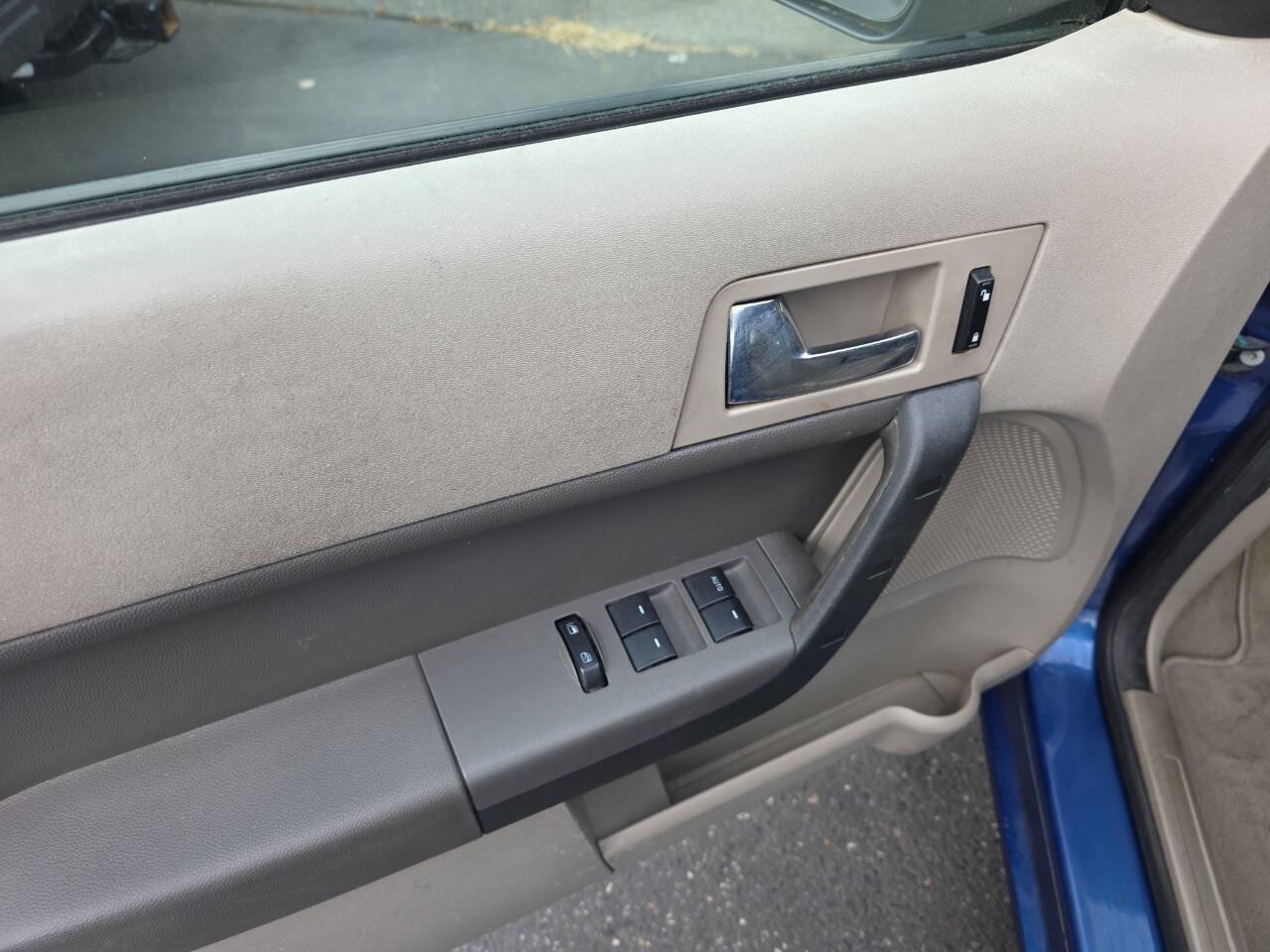 Used 2008 Ford Focus SES FWD image 12