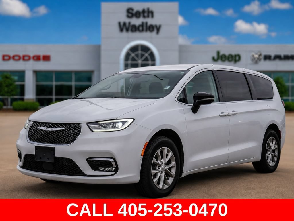 Used 2024 Chrysler Pacifica Touring-L AWD/4WD image 3