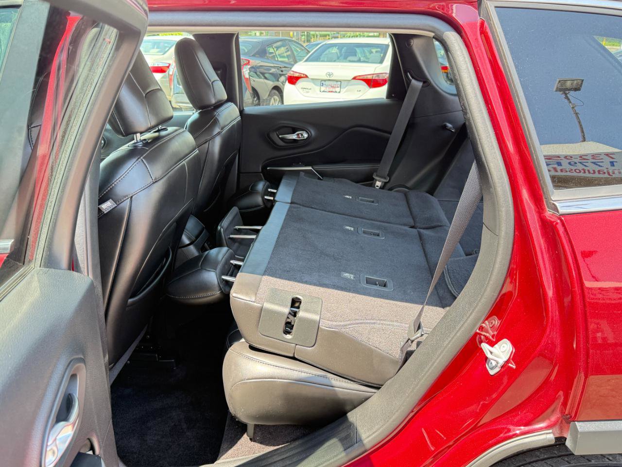 Used 2019 Jeep Cherokee Latitude Plus w/ Comfort/Convenience Group AWD/4WD image 39