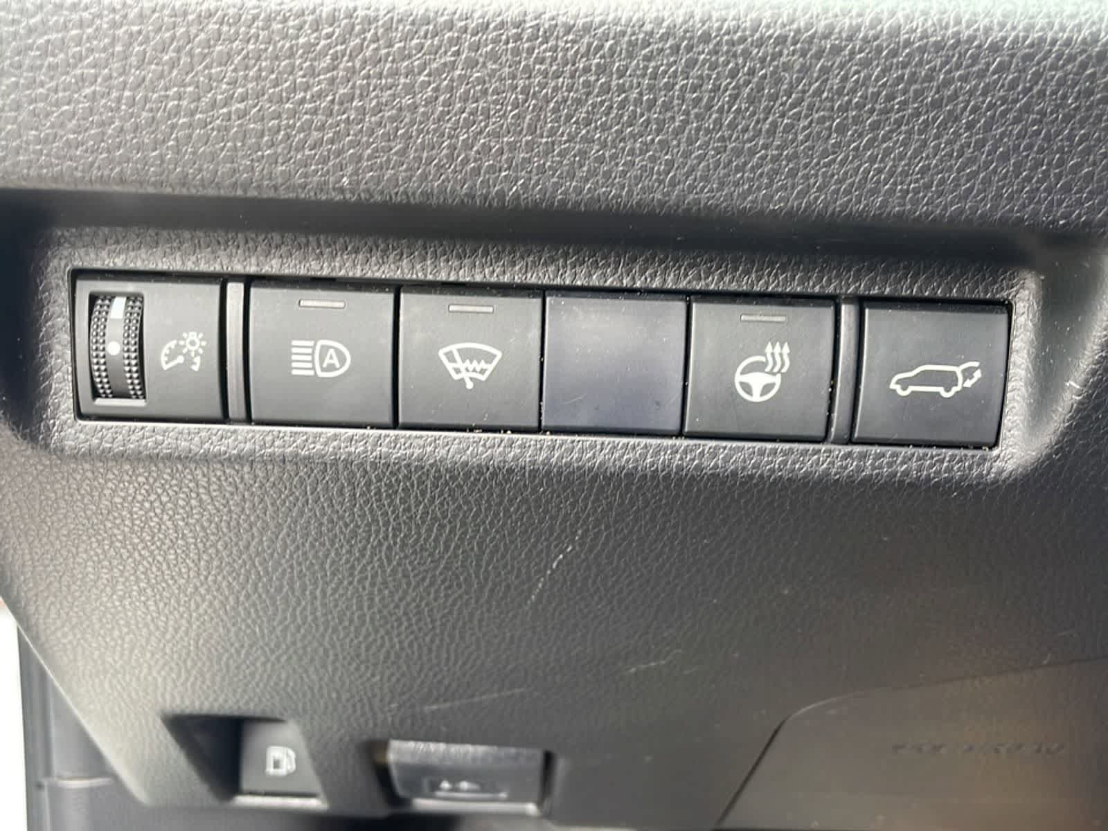 Used 2021 Toyota RAV4 SE w/ Weather & Moonroof Package AWD/4WD image 15