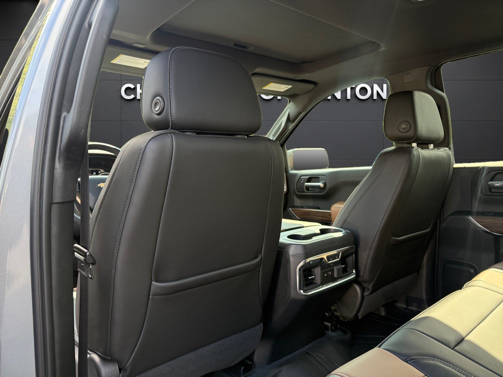 Used 2019 Chevrolet Silverado 1500 High Country w/ Technology Package AWD/4WD image 18