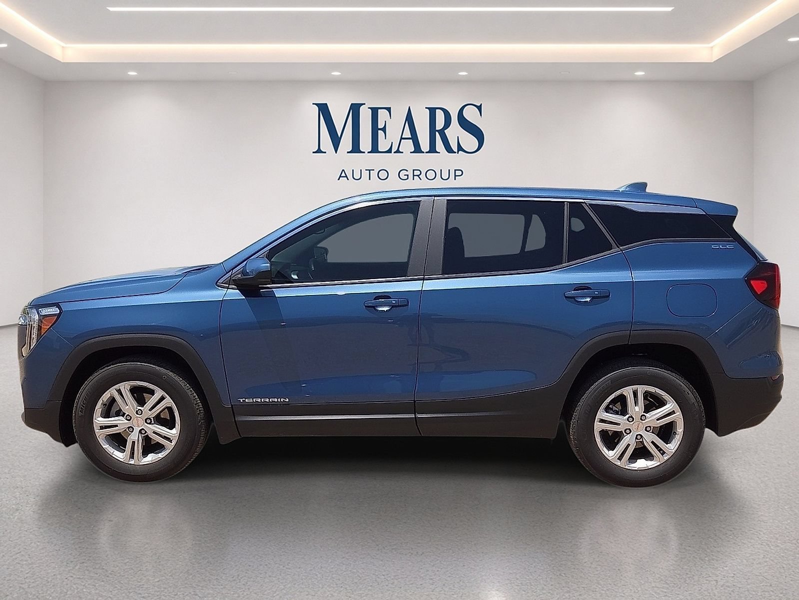 Used 2024 GMC Terrain SLE FWD image 2