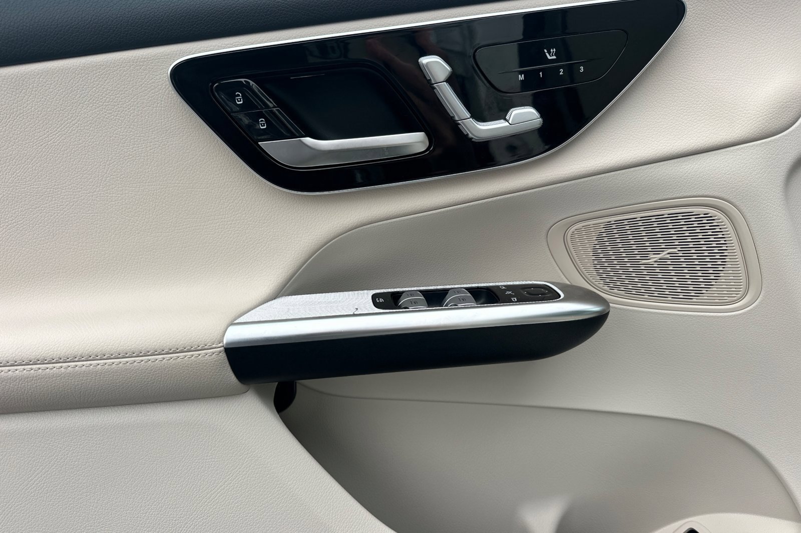 Used 2025 Mercedes-Benz GLC 300 4MATIC image 11