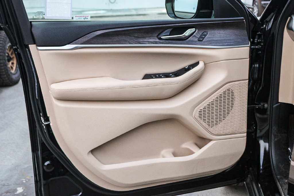 New 2027 Jeep Grand Cherokee Limited RWD image 25
