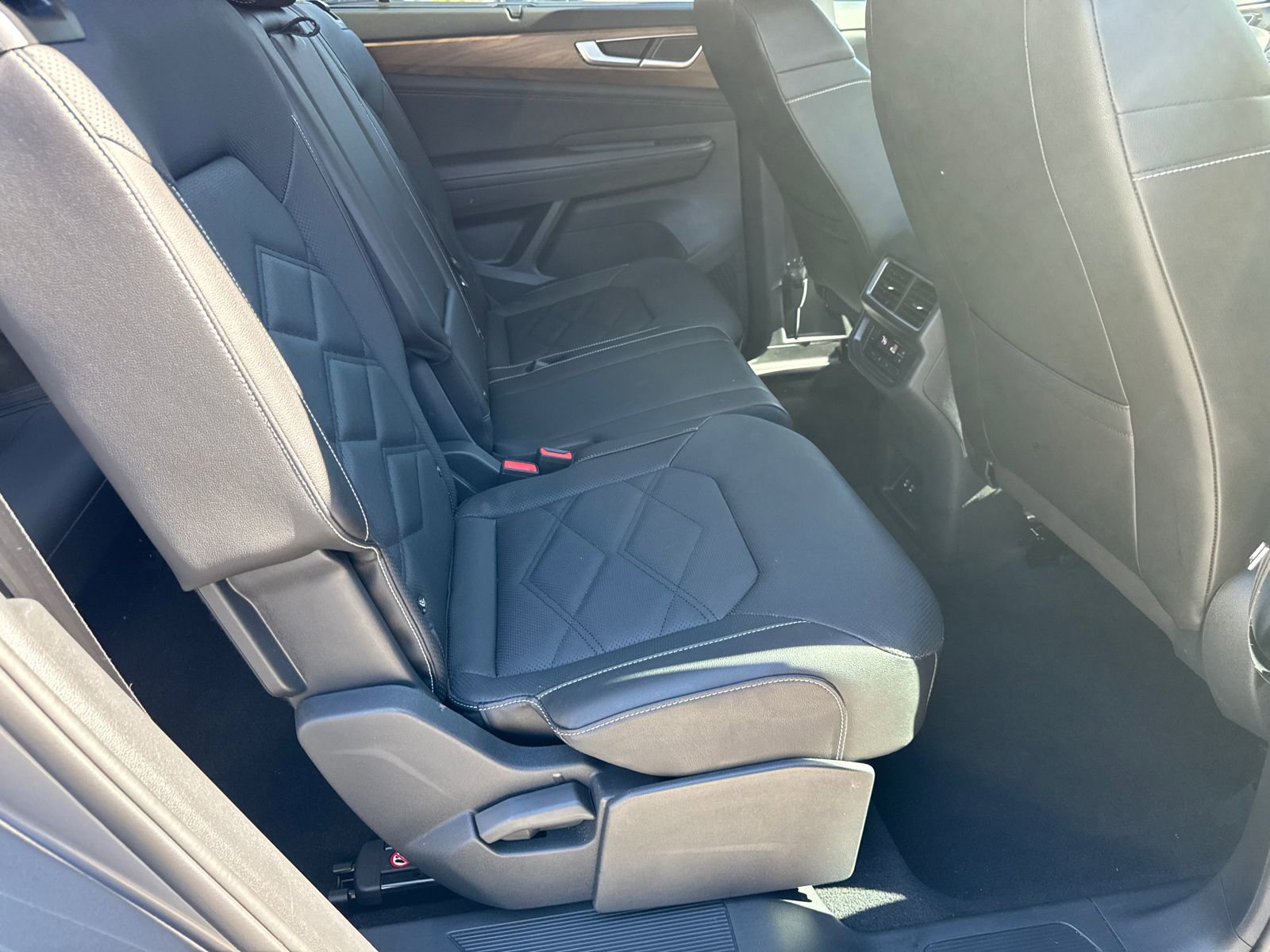 Used 2025 Volkswagen Atlas SE image 15