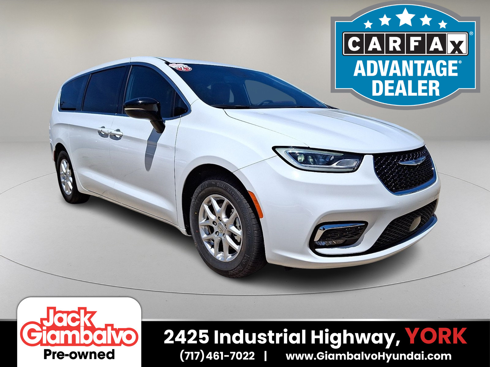 Used 2025 Chrysler Pacifica Select