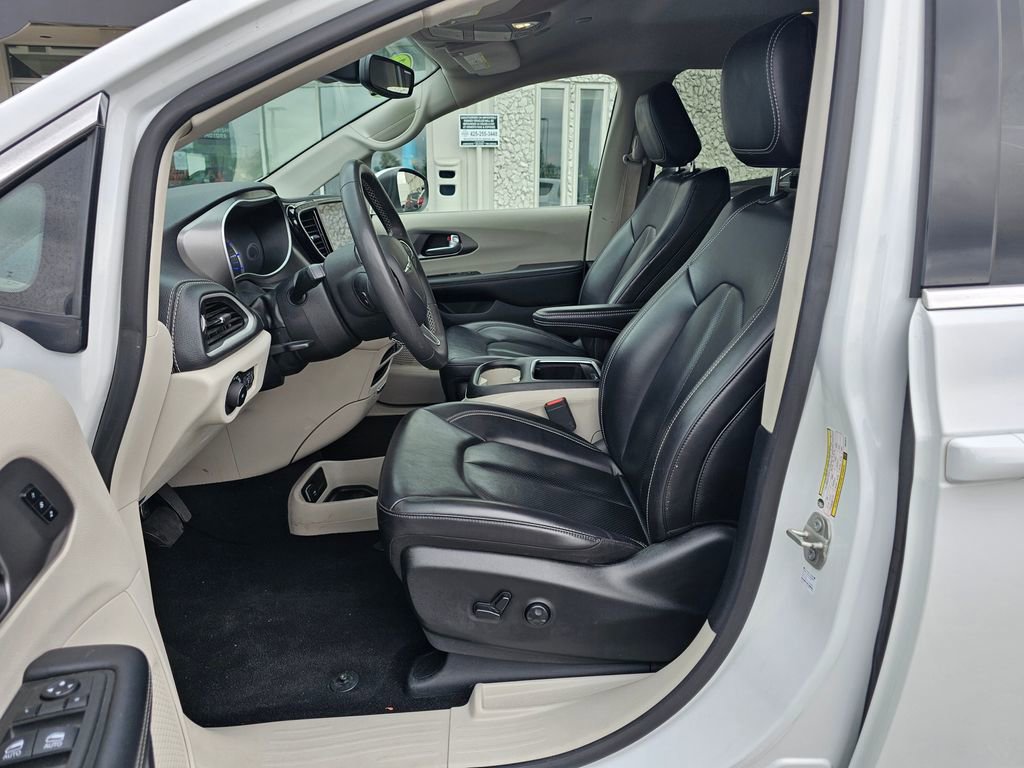 Used 2023 Chrysler Pacifica Touring-L FWD image 17