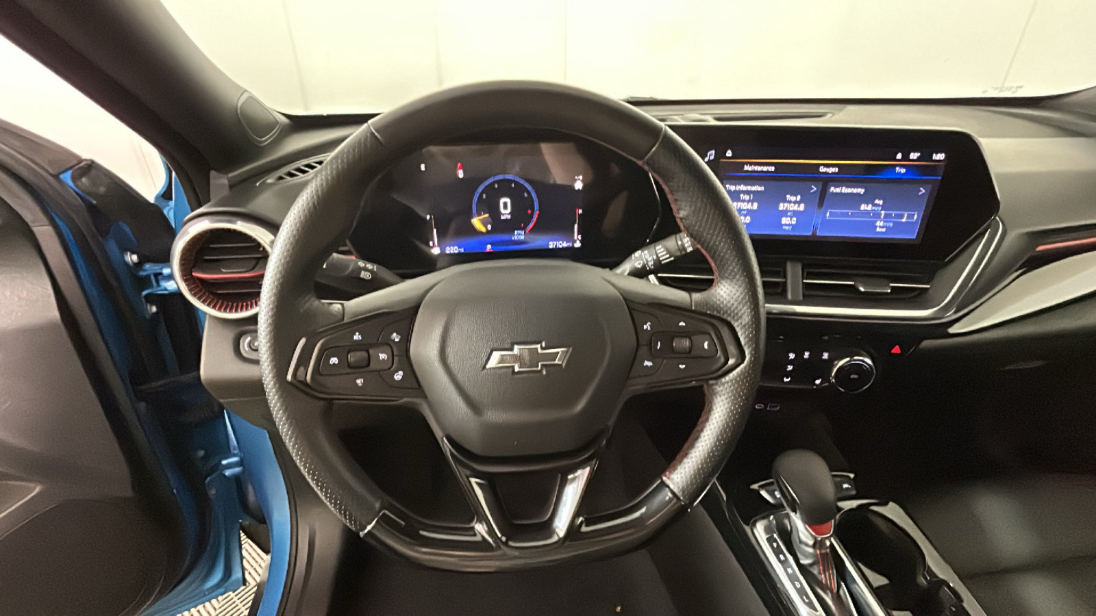 Used 2025 Chevrolet Trax RS FWD image 17