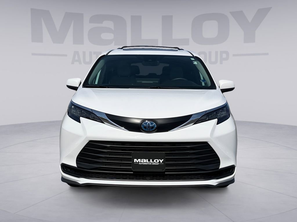 Used 2025 Toyota Sienna LE w/ LE Plus Package image 8