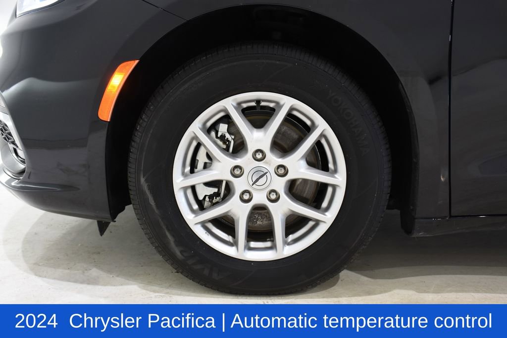 Used 2024 Chrysler Pacifica Touring-L image 6