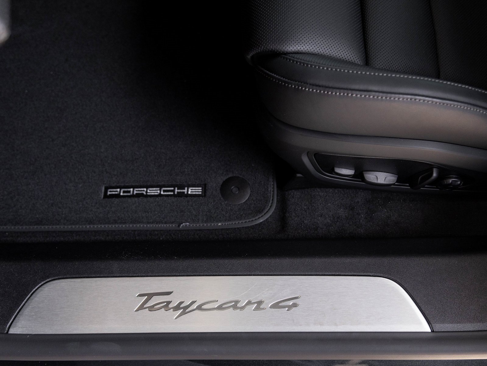 Used 2025 Porsche Taycan image 22