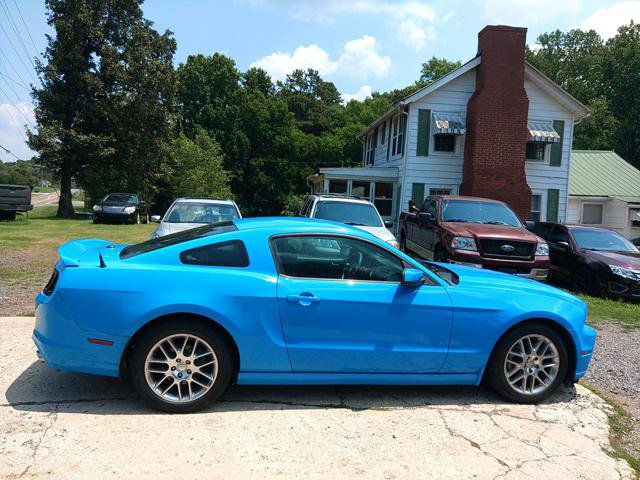 Used 2013 Ford Mustang Premium RWD image 6