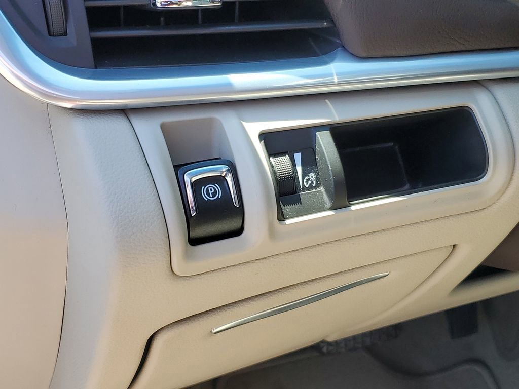 Used 2013 Cadillac XTS Luxury FWD image 9