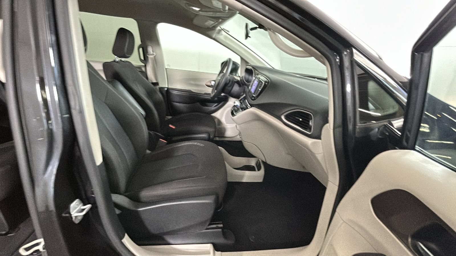 Used 2022 Chrysler Voyager LX FWD image 35