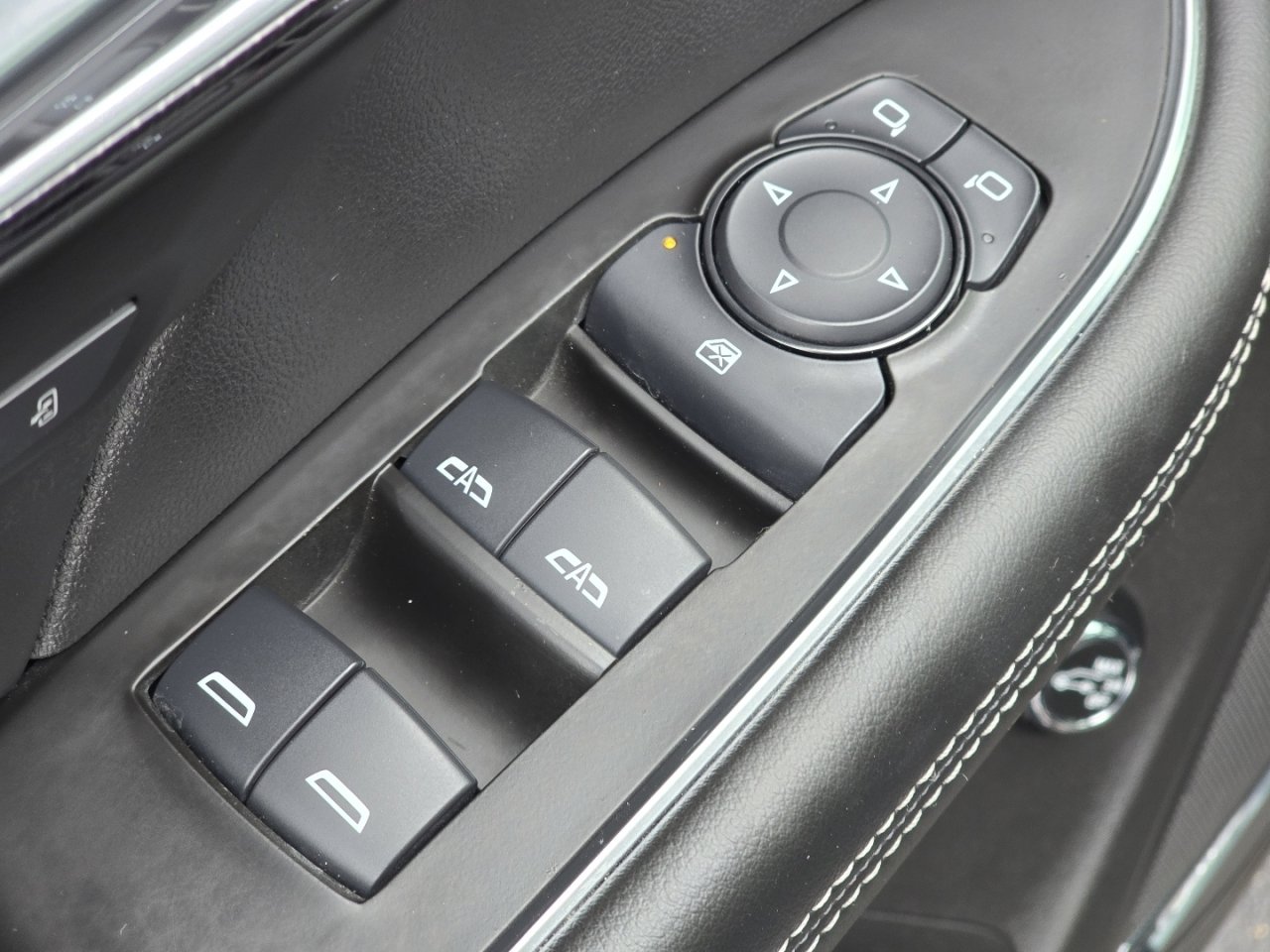 Used 2021 Buick Envision Essence w/ Technology Package I image 26