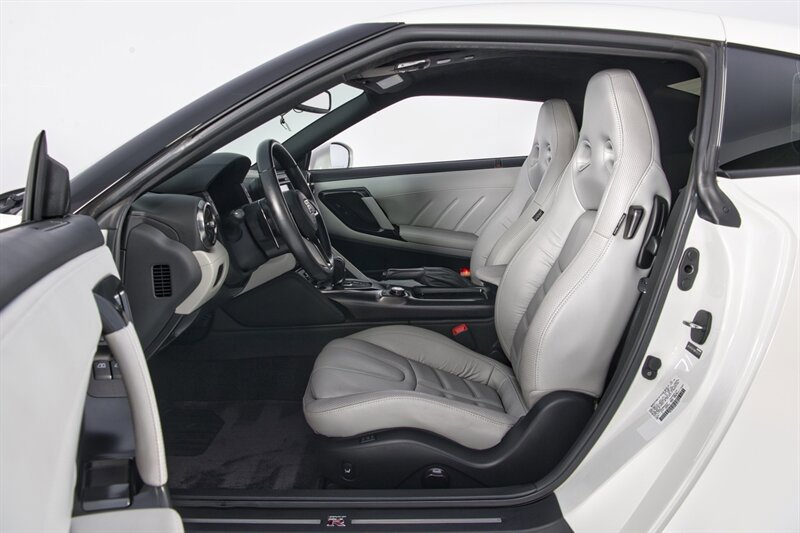 Used 2021 Nissan GT-R Premium image 15
