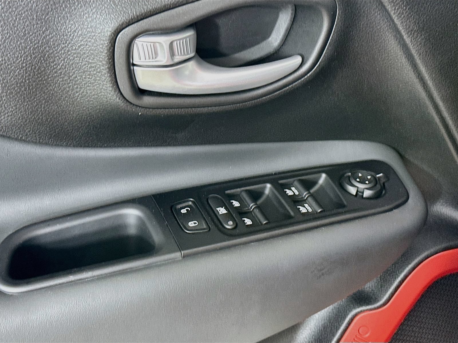 Used 2023 Jeep Renegade Trailhawk w/ Trailhawk Elite Group AWD/4WD image 17