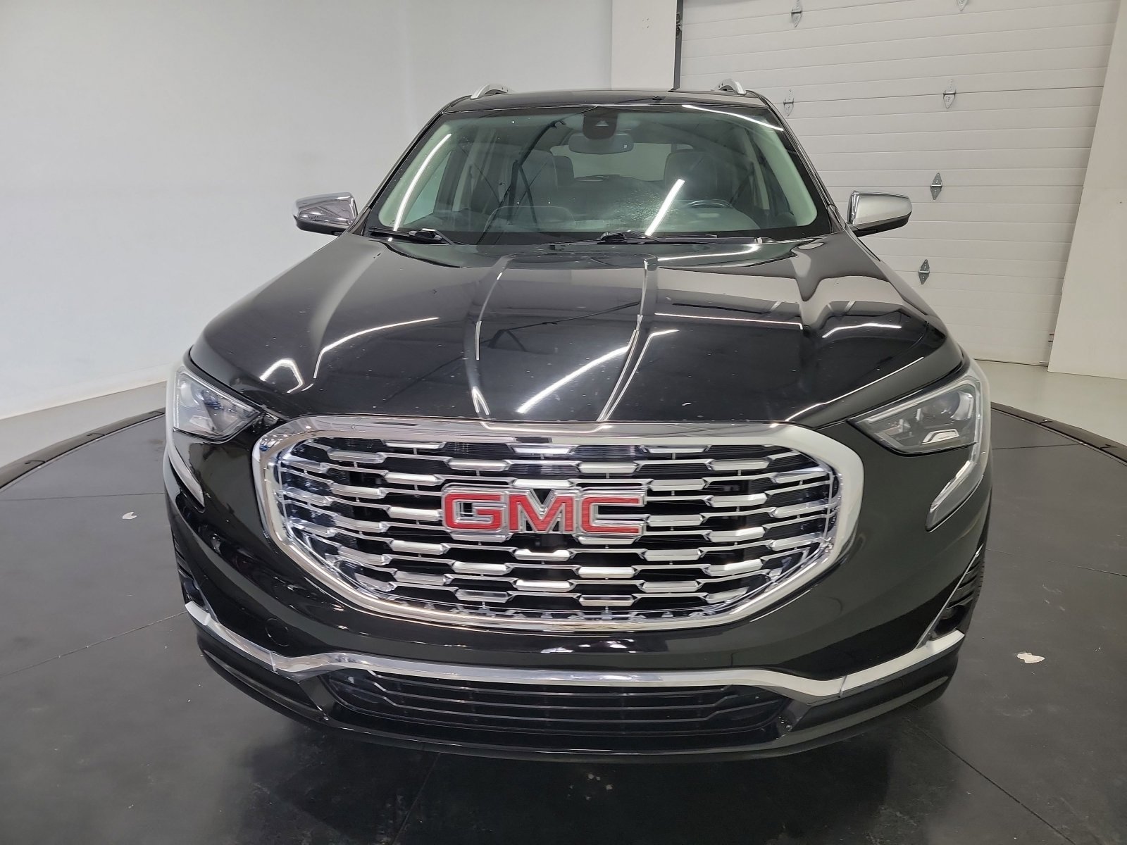 Used 2018 GMC Terrain Denali w/ Driver Alert Package II FWD image 2