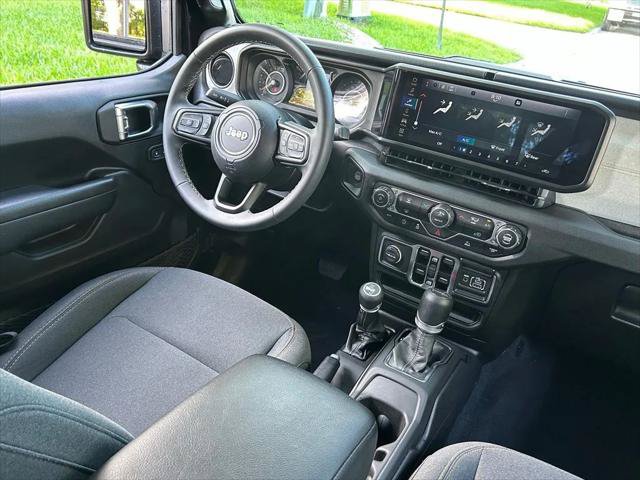 Certified 2025 Jeep Gladiator Sport AWD/4WD image 11