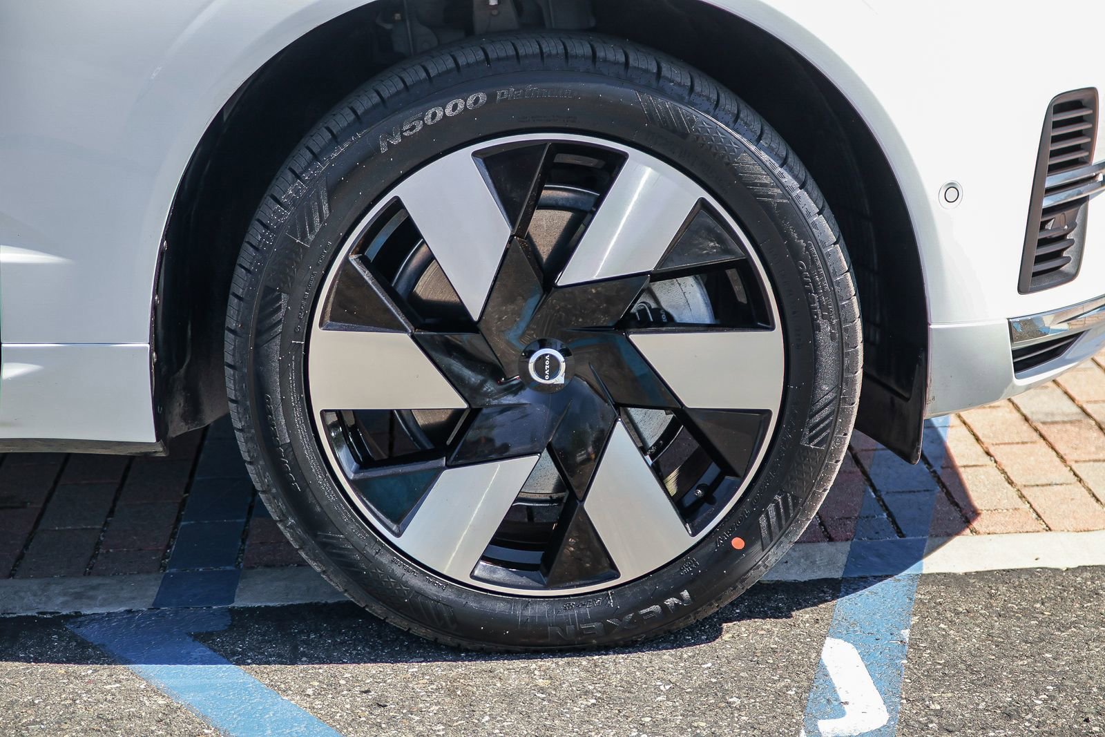 Used 2023 Volvo XC60 T8 Plus w/ Protection Package Premier AWD/4WD image 11
