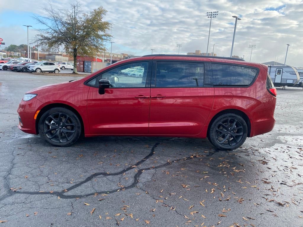 Used 2025 Chrysler Pacifica Limited image 4