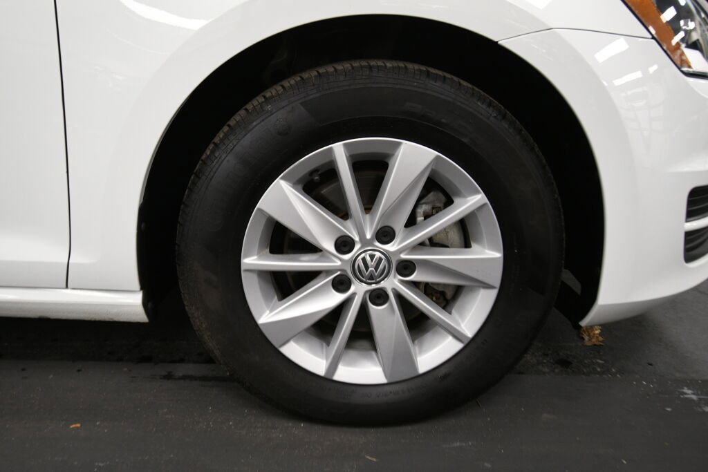 Used 2017 Volkswagen Golf S image 29