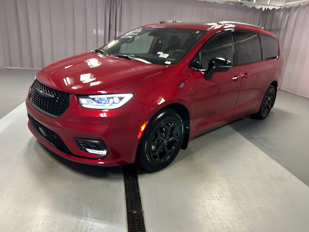 Used 2025 Chrysler Pacifica Premium FWD image 3