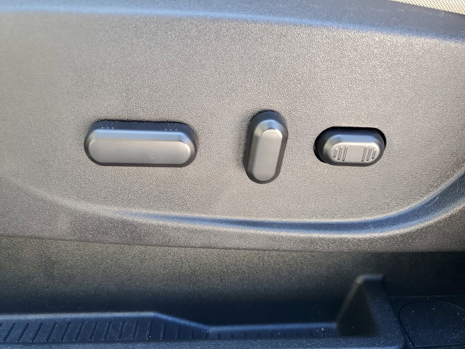 Used 2017 Ford Escape SE image 16