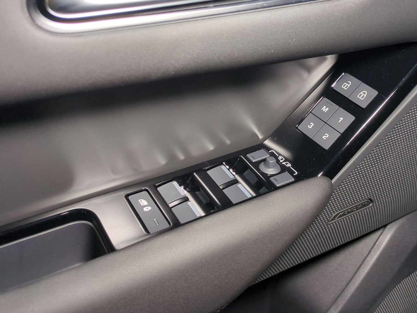 New 2026 Land Rover Range Rover Velar S AWD/4WD image 12