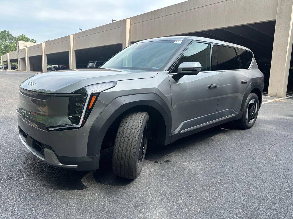 Used 2024 Kia EV9 Light Long Range RWD image 2