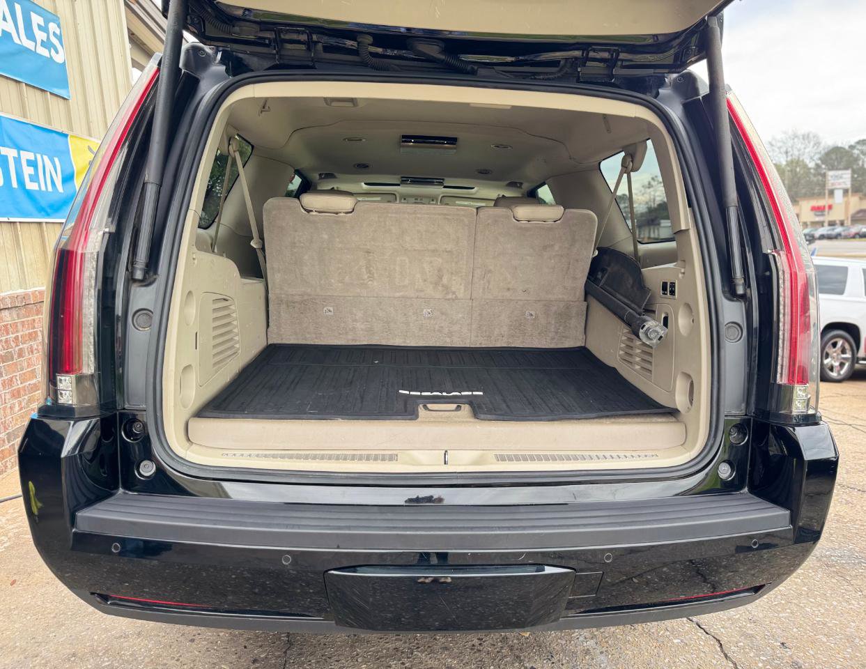 Used 2018 Cadillac Escalade ESV Luxury w/ LPO, Radiant Package RWD image 9