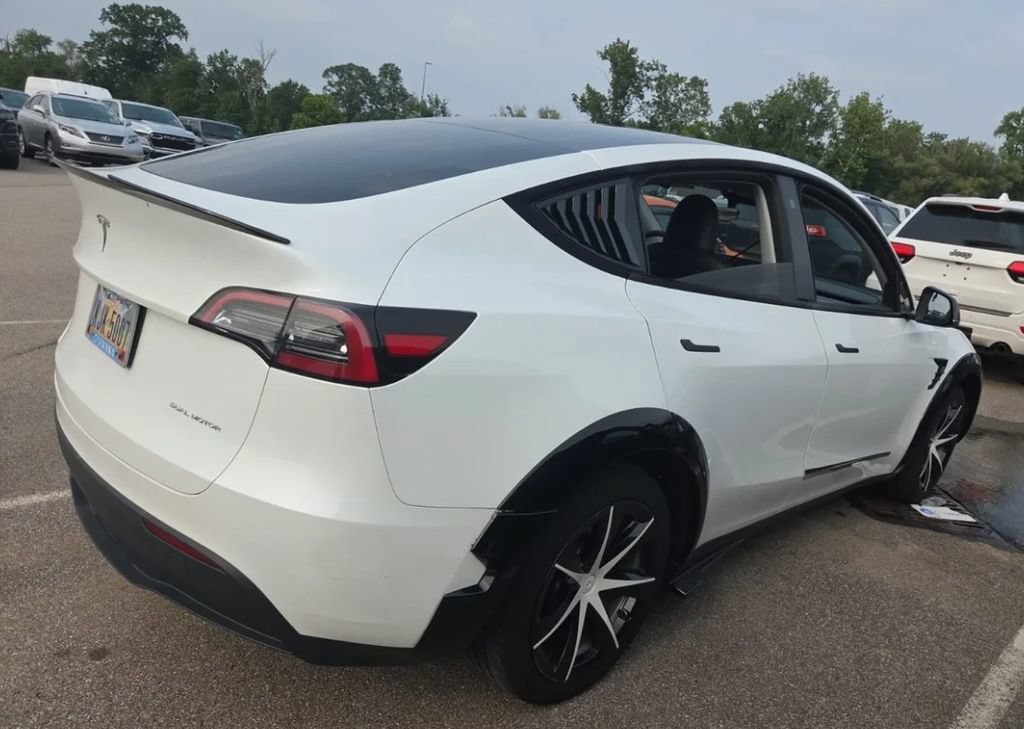 Used 2023 Tesla Model Y Long Range AWD/4WD image 2