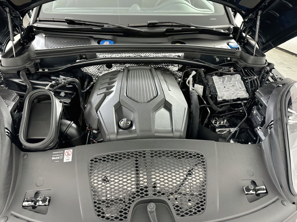 Certified 2026 Porsche Macan AWD/4WD image 31