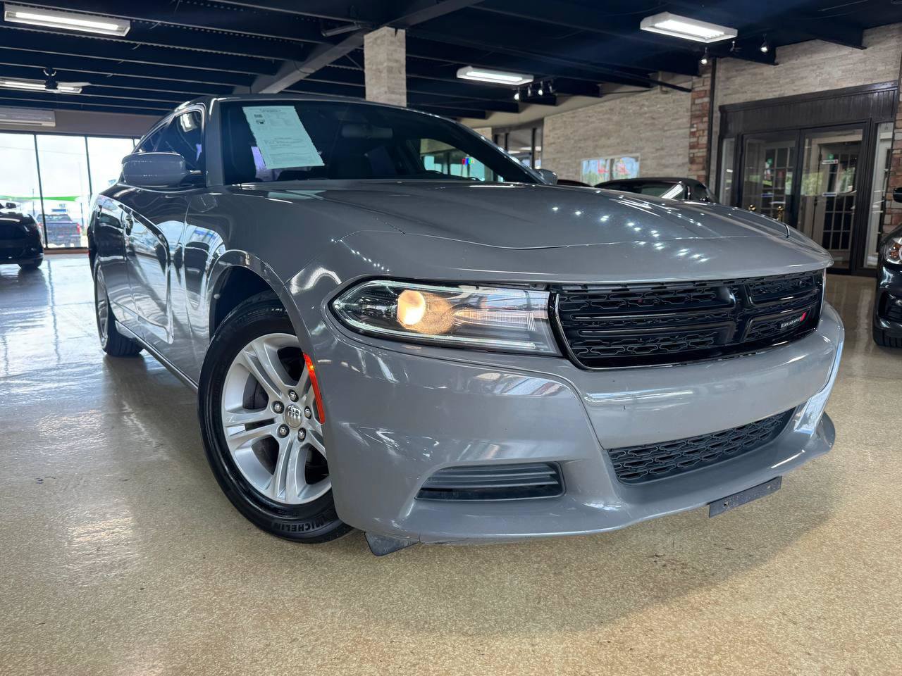 Used 2018 Dodge Charger SXT RWD image 1