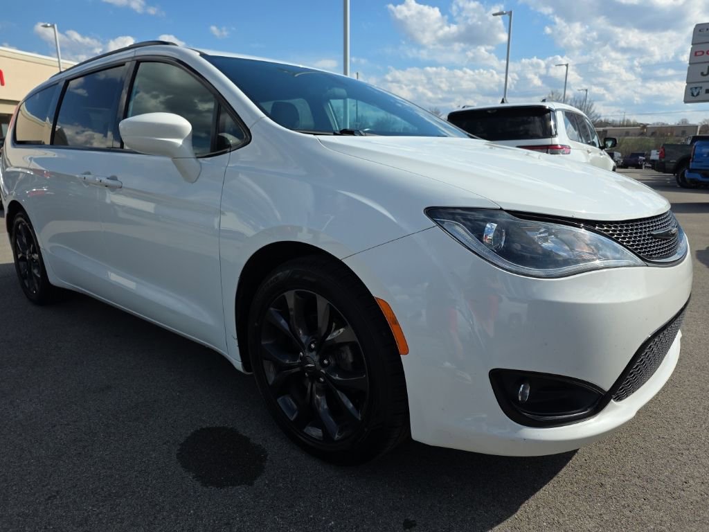 Used 2018 Chrysler Pacifica Touring-L w/ Premium Audio Group image 3