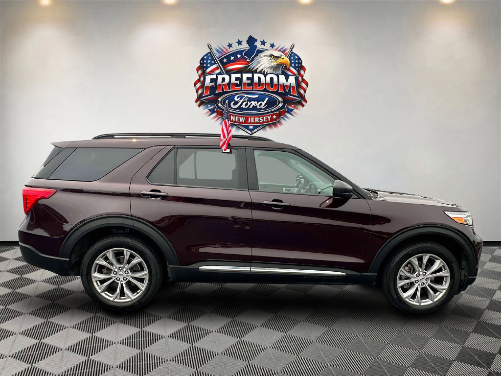 Used 2023 Ford Explorer XLT w/ Equipment Group 202A AWD/4WD image 4
