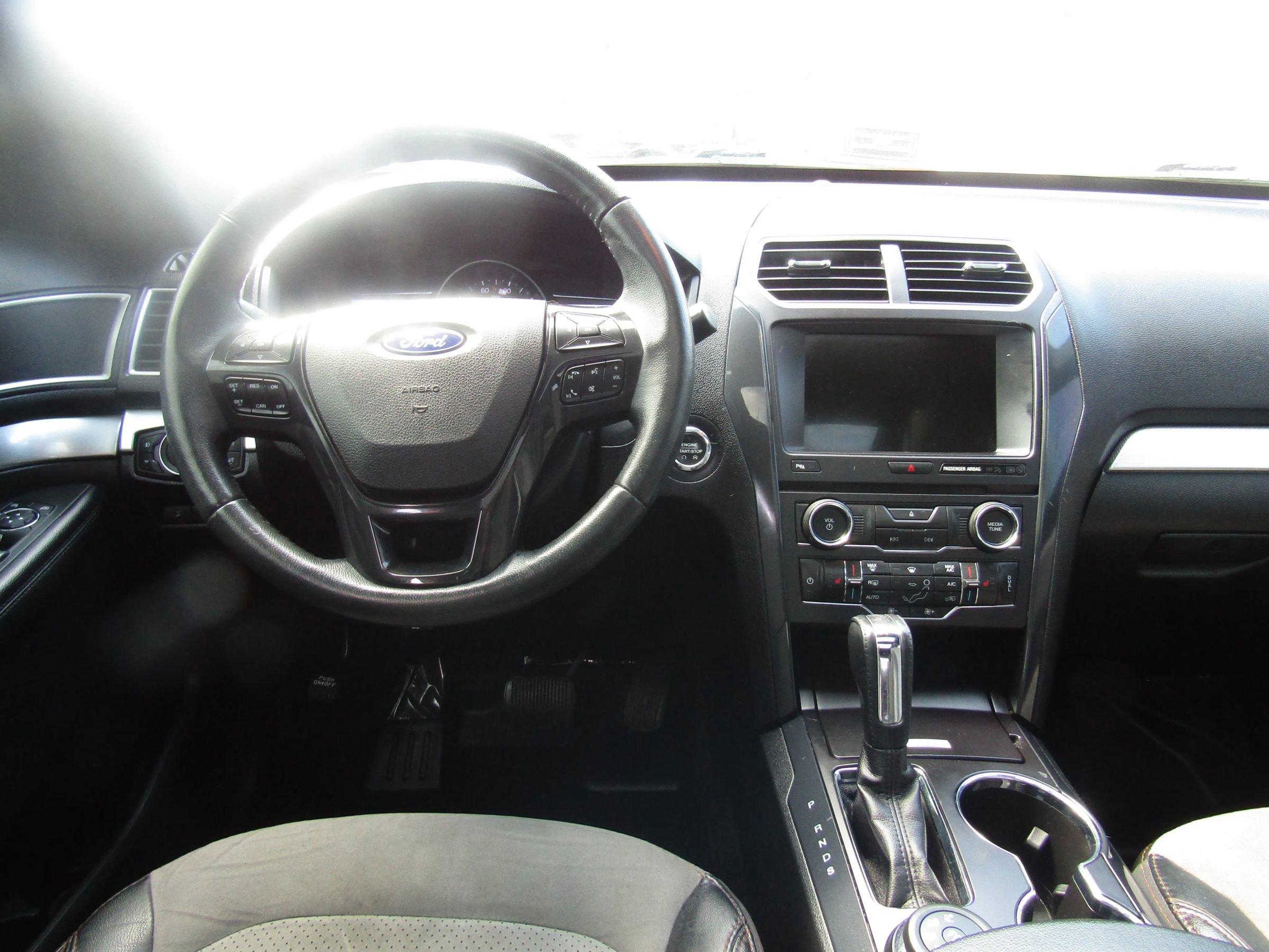 Used 2017 Ford Explorer XLT w/ Equipment Group 202A AWD/4WD image 18