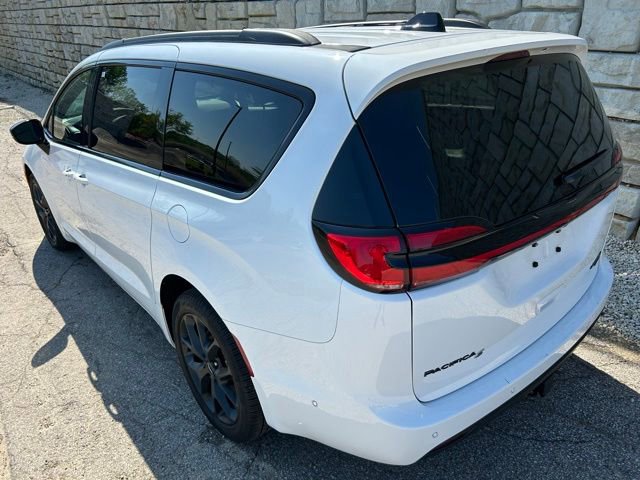 Used 2023 Chrysler Pacifica Limited w/ S Appearance Package AWD/4WD image 4