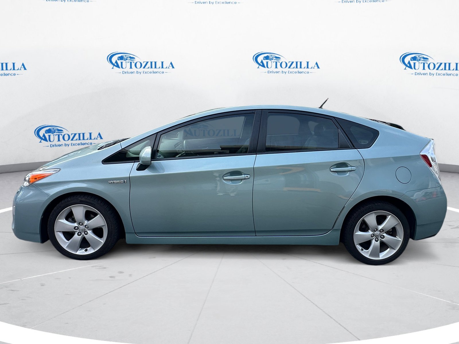 Used 2015 Toyota Prius FWD image 2